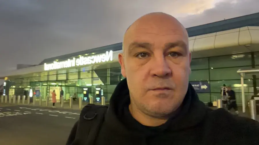 Lee at the airport early in the morning